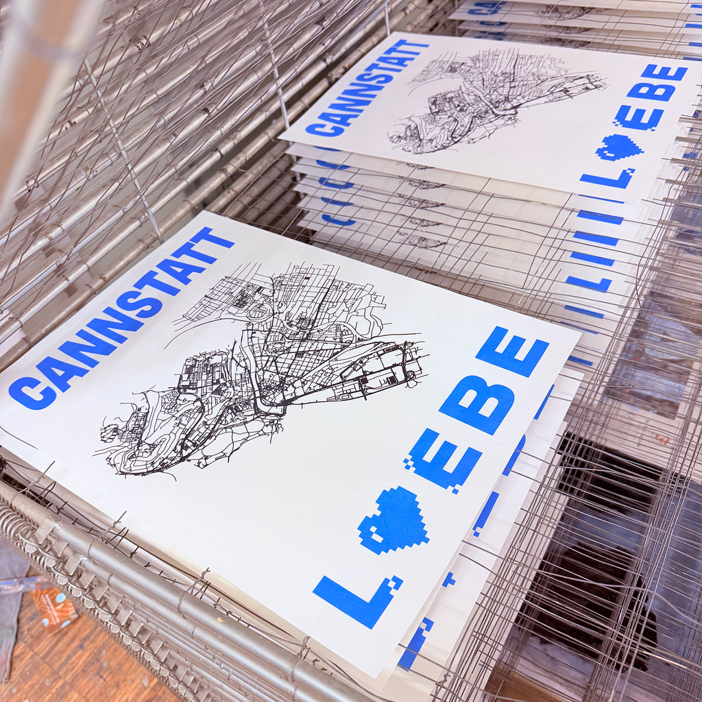 Siebdruck CANNSTATT LIEBE neon blau im Trockenregal