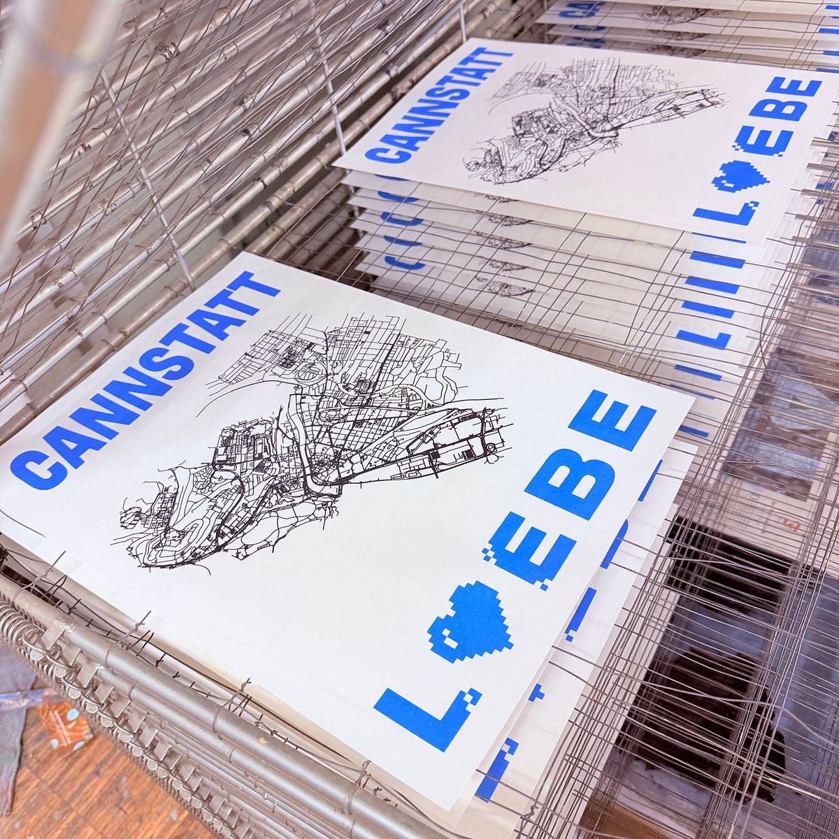 Siebdruck CANNSTATT LIEBE neon blau im Trockenregal